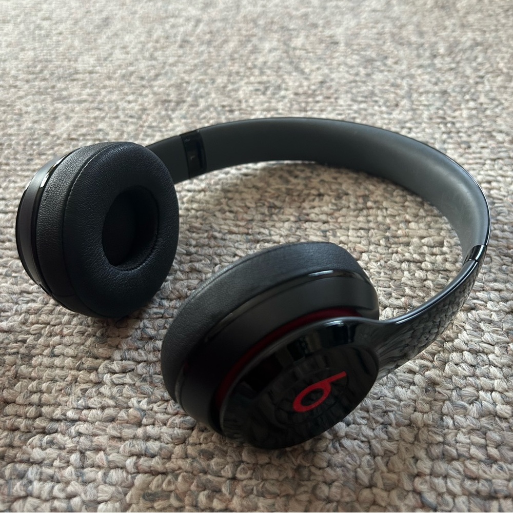 Beats by Dr. Dre Solo 2 Headphones - Picture 8 of 11